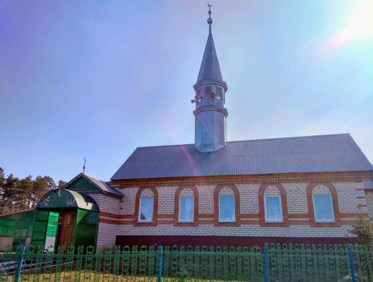 В Мулловке живут много татар и есть своя мечеть:.