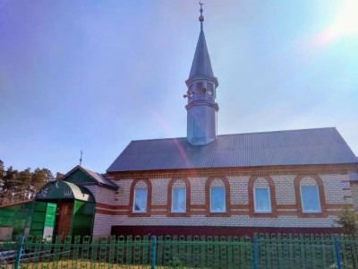 В Мулловке живут много татар и есть своя мечеть:.